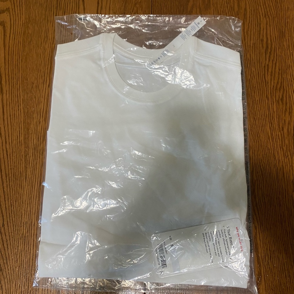 LULULEMON basic Tshirt. *BRAND NEW*